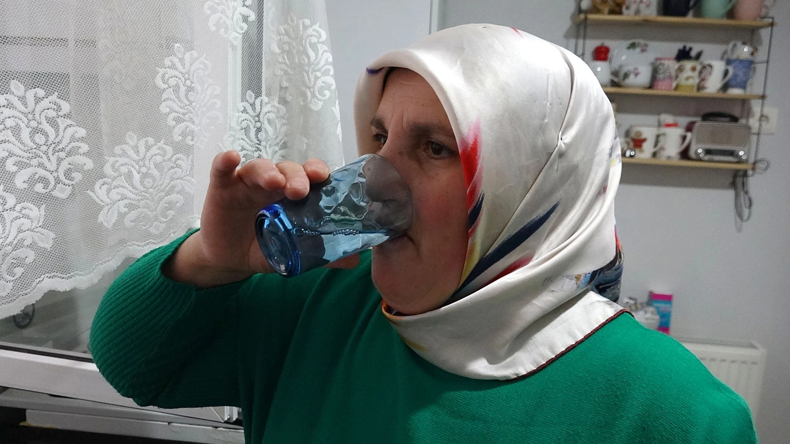 Şifa olduğuna inanarak 30 senedir nisan yağmurunun suyunu içiyor