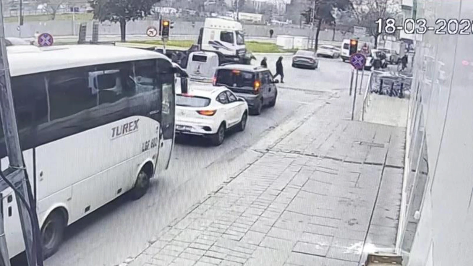 İstanbul'da feci kaza! Tırın altında kalan kadın öldü