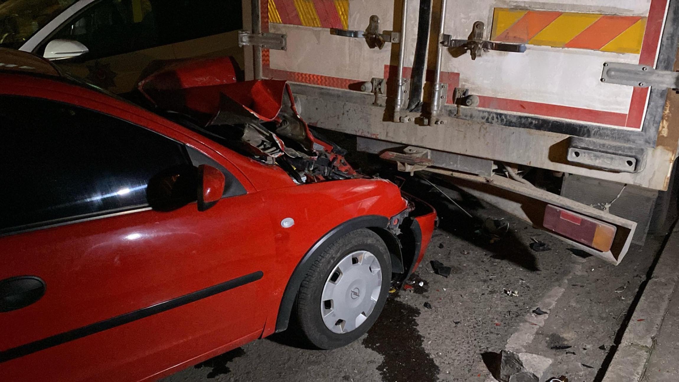 Hem alkollü hem ehliyetsiz sürücü kamyona çarptı: 5 yaralı