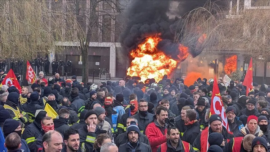 Fransa'da çalışma şartlarını protesto eden itfaiyeciler ile polis arasında arbede çıktı