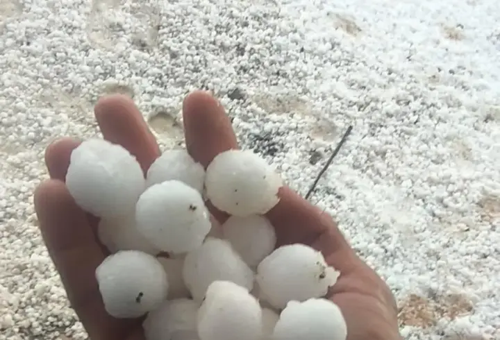 Mardin'de dolu tarım arazilerine zarar verdi; oluşan hortum kamerada