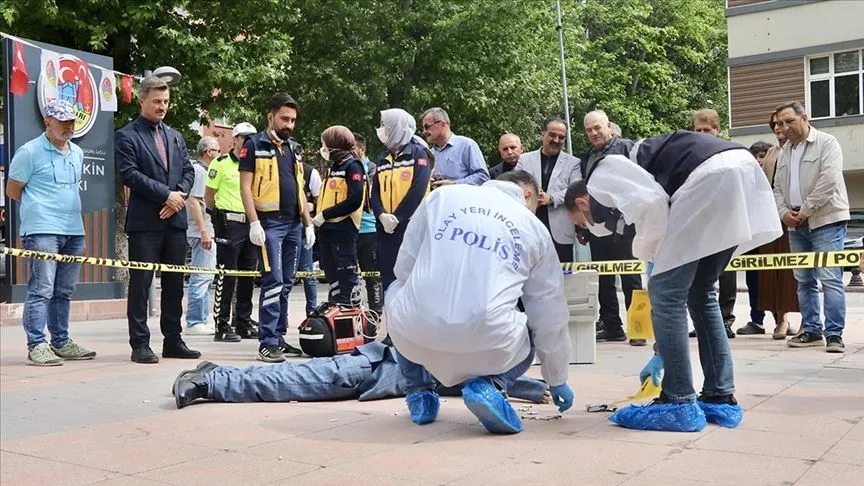 Polis sigaradan ölüm vakası canlandırmasında delil olarak izmarit topladı