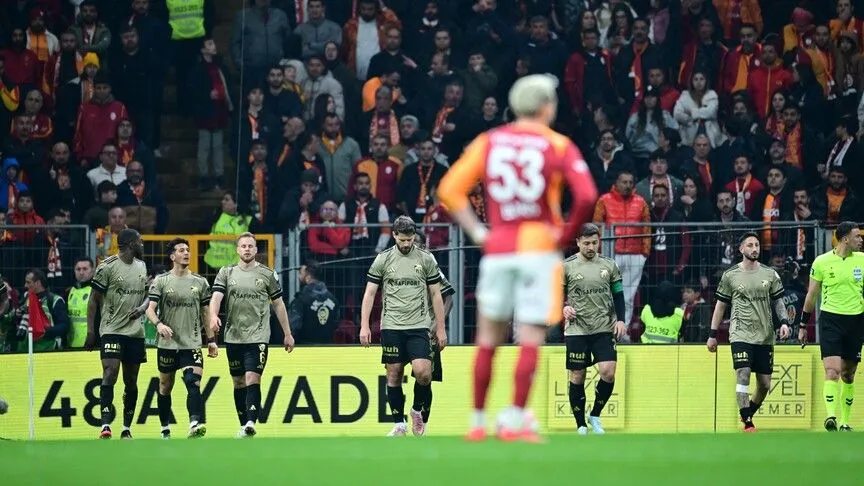 Galatasaray, şampiyonluk yarışında "yara" aldı
