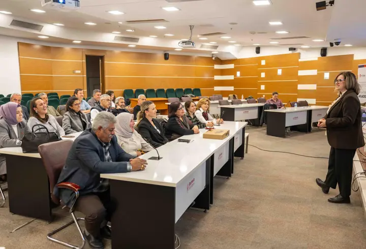 Bornova'da muhtarlar için dijital iletişim eğitimi