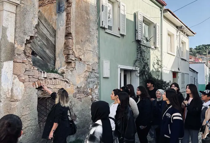 Üniversiteliler Ayvalık'ta taş yapıların korunmasını araştırdı