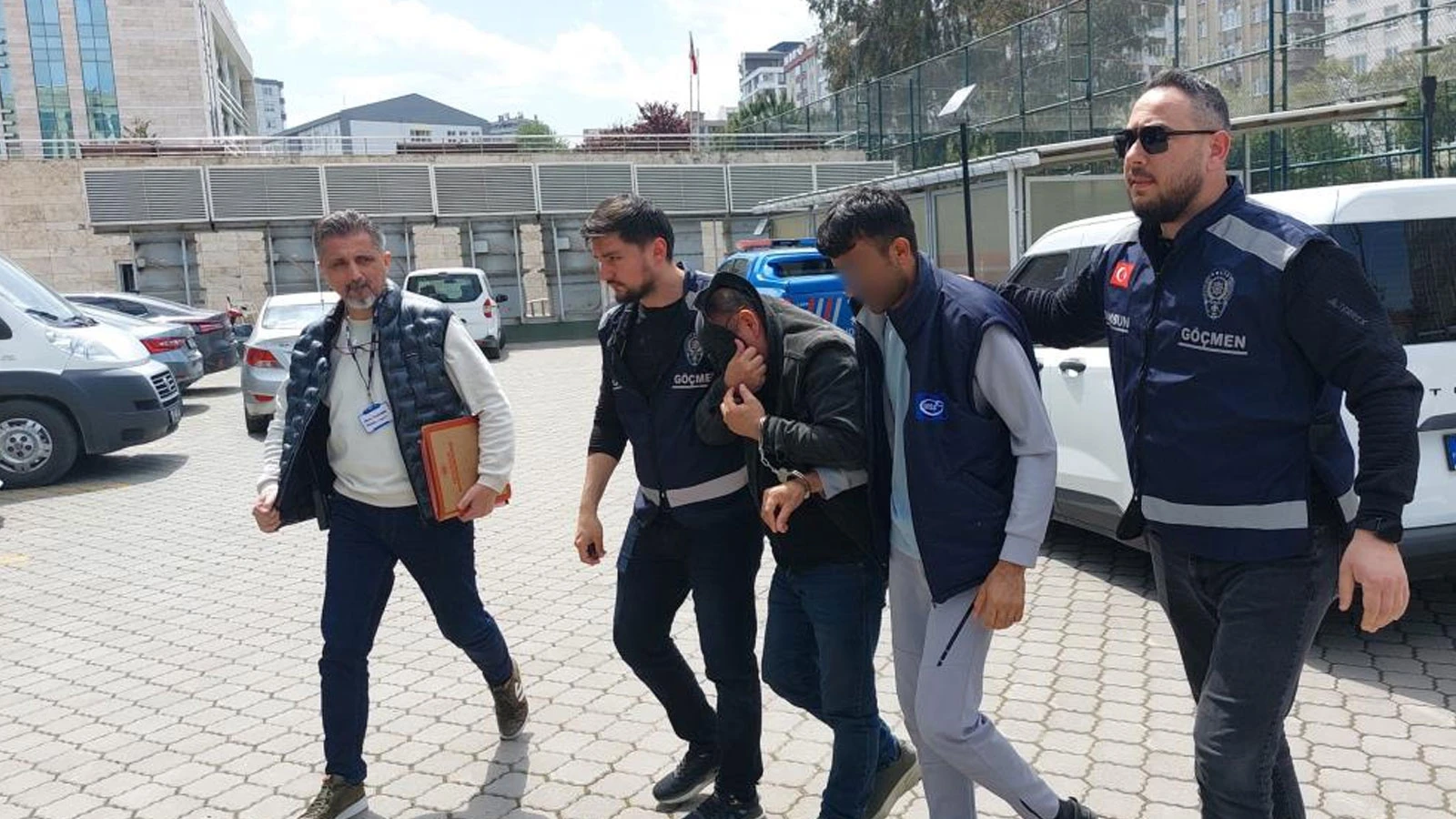 Kaçak göçmenleri taşıyan taksi şoförü tutuklandı
