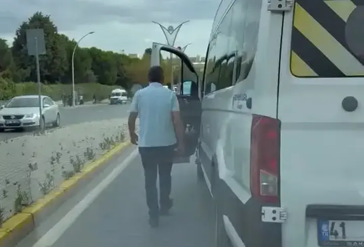 Okul servis şoförü, trafikte aracının önünü kestiği sürücüyü tehdit etti
