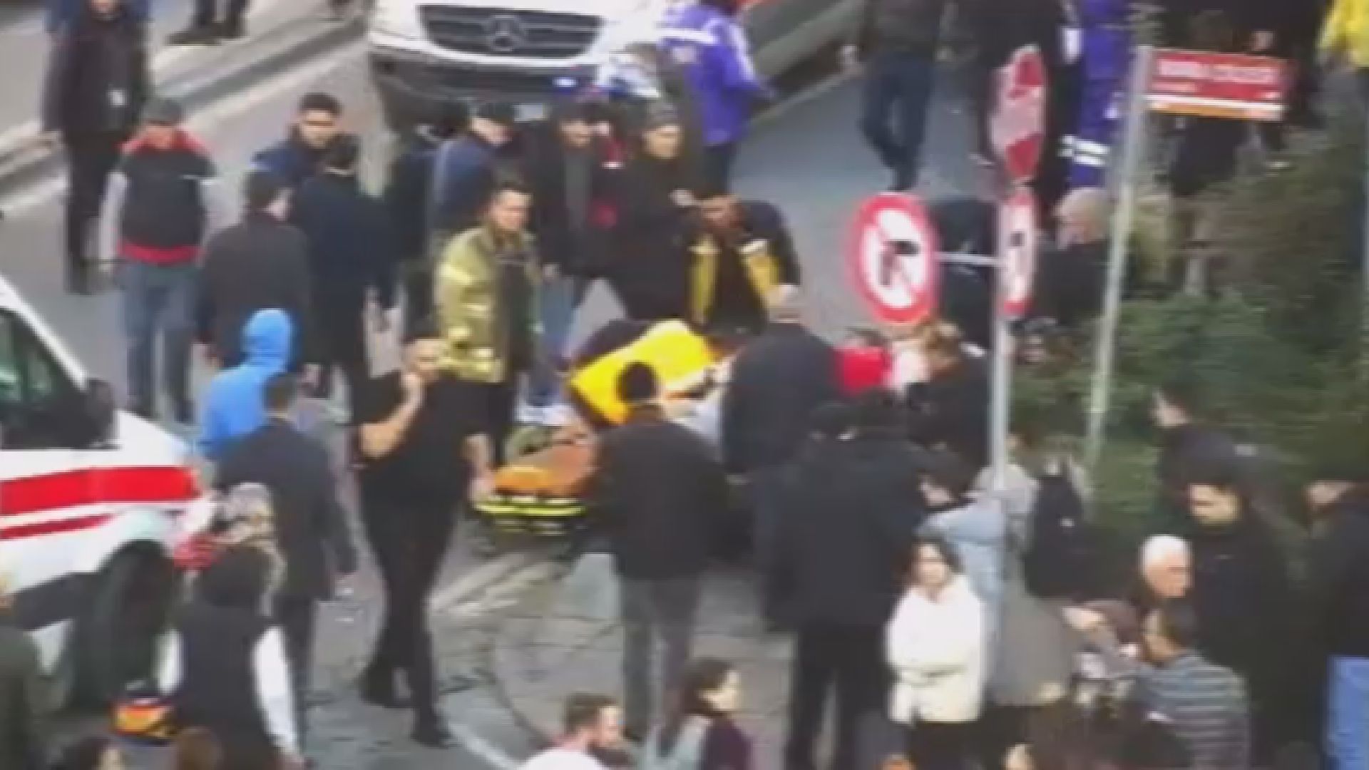Şişli'de otomobil yayalara çarptı. Yaralılar var