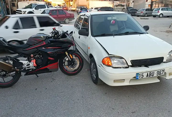 Otomobille çarpışan motosikletin sürücüsü yaralandı