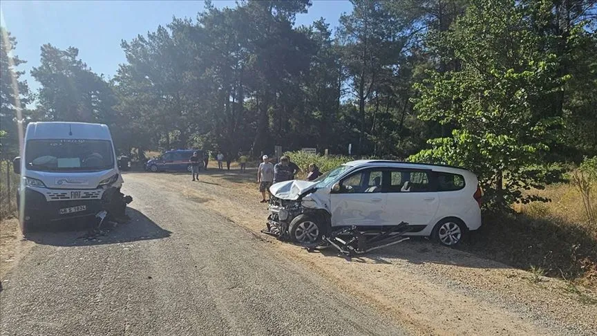 Muğla'da servis minibüsü ile otomobilin çarpıştığı kazada 9 kişi yaralandı