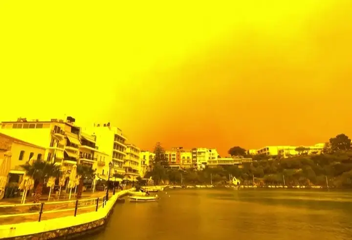 Girit Adası'nda gökyüzü kızıla büründü!