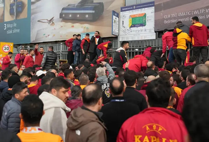 Galatasaray taraftarları Kadıköy'e geldi