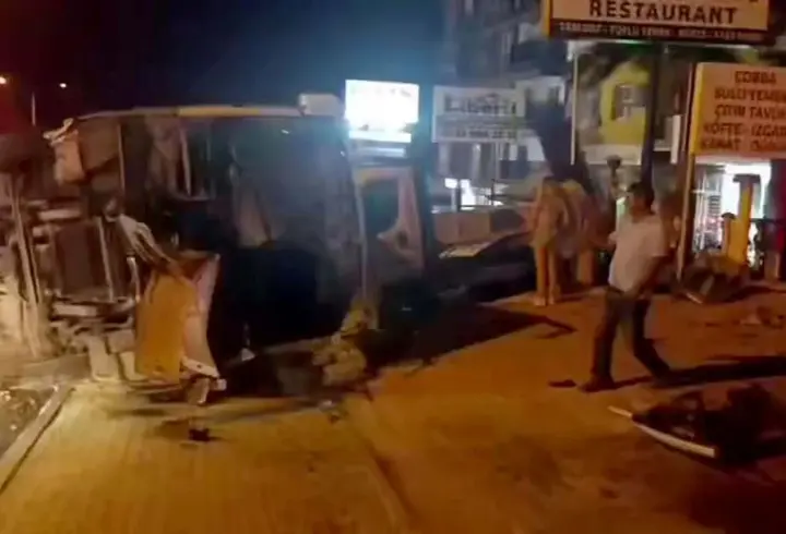 Kuşadası’nda turistleri taşıyan midibüsü devrildi: 5 yaralı