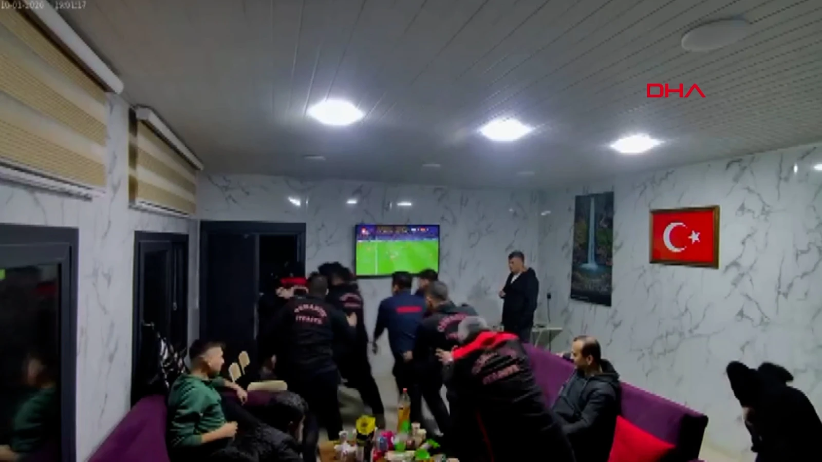 Güvenlik kamerası kaydetti: Süper Kupa maçını izlerken böyle ihbara gittiler