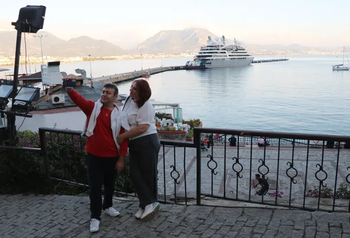 Fransız turistler, lüks yolcu gemisi ile Alanya'ya geldi