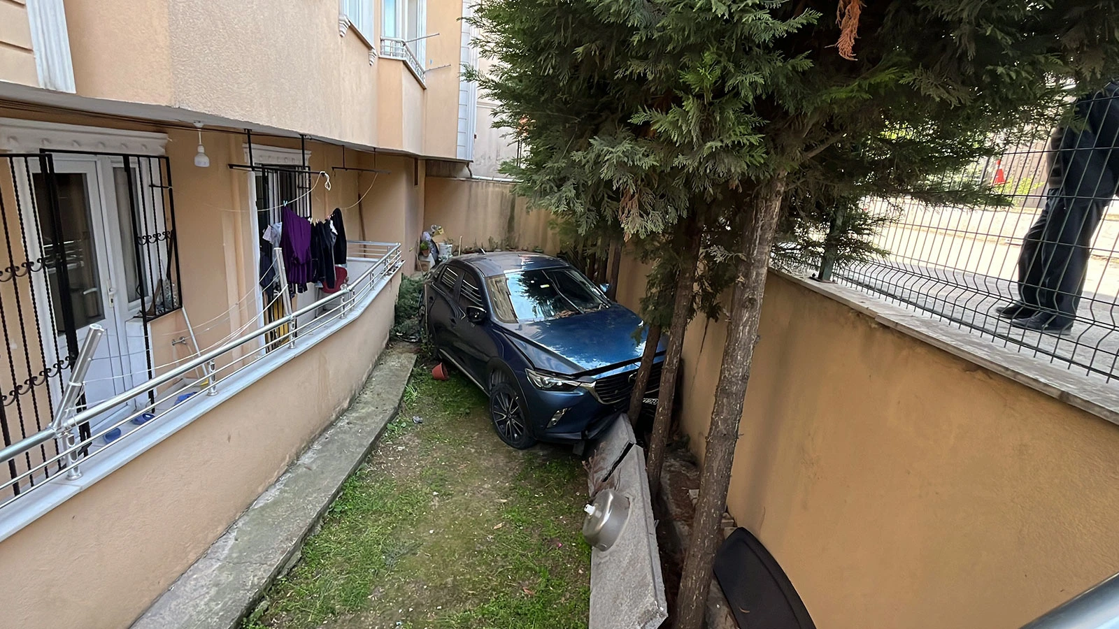Kocaeli'de otomobil, duvarı aşıp binanın bahçesine düştü: 1 yaralı