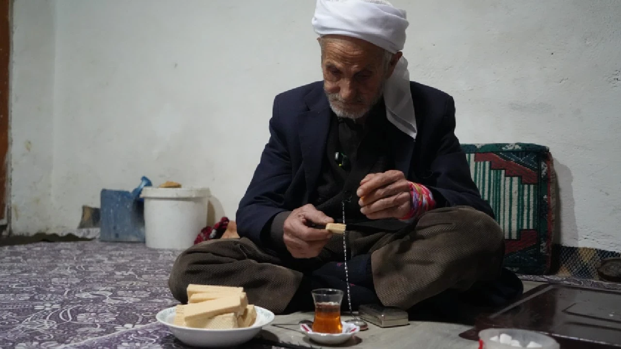 50 yıldır sadece çay içip gofret yiyerek yaşamını sürdürüyor