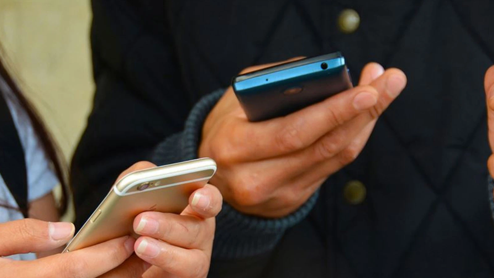 O ülkeden flaş karar: Liselerde cep telefonunu yasaklıyor