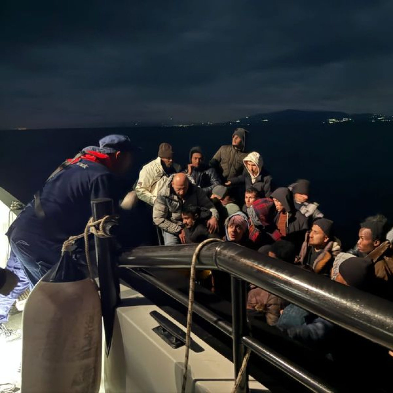 İzmir açıklarında 37 düzensiz göçmen kurtarıldı