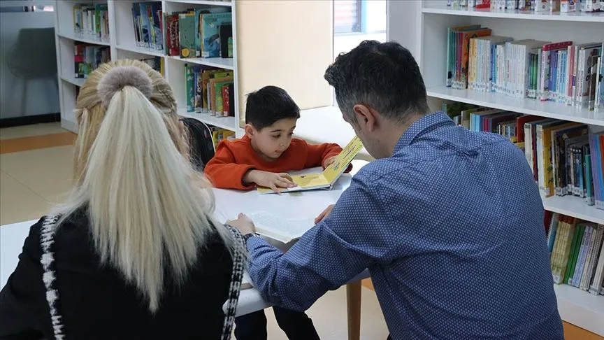 Çocuklarına kitap sevgisini aşılamak için gittikleri kütüphanenin müdavimi oldular