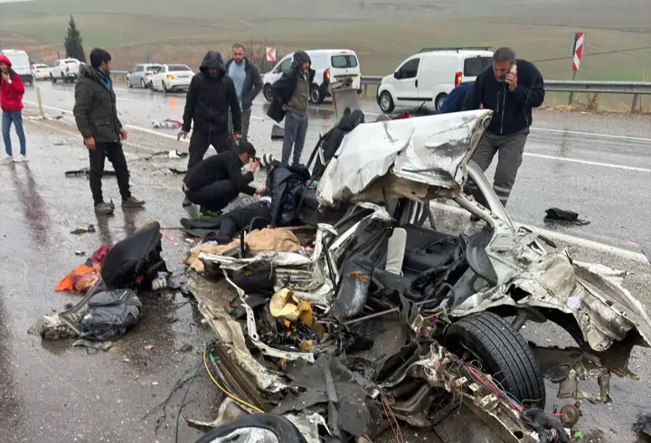 Adıyaman'da yolcu otobüsü ile otomobil çarpıştı; 3 ölü, 3 yaralı