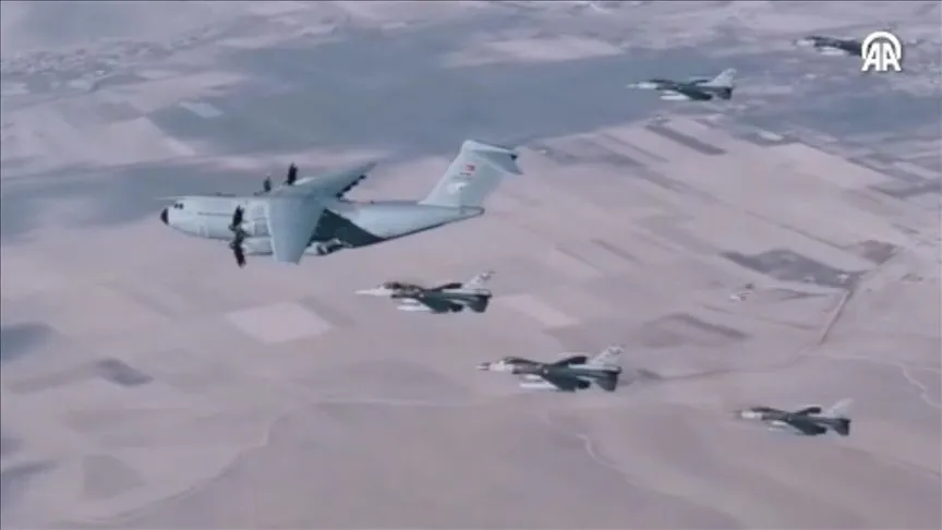 MSB, A400M uçağından yapılan paraşüt atlayışına ilişkin görüntüleri paylaştı