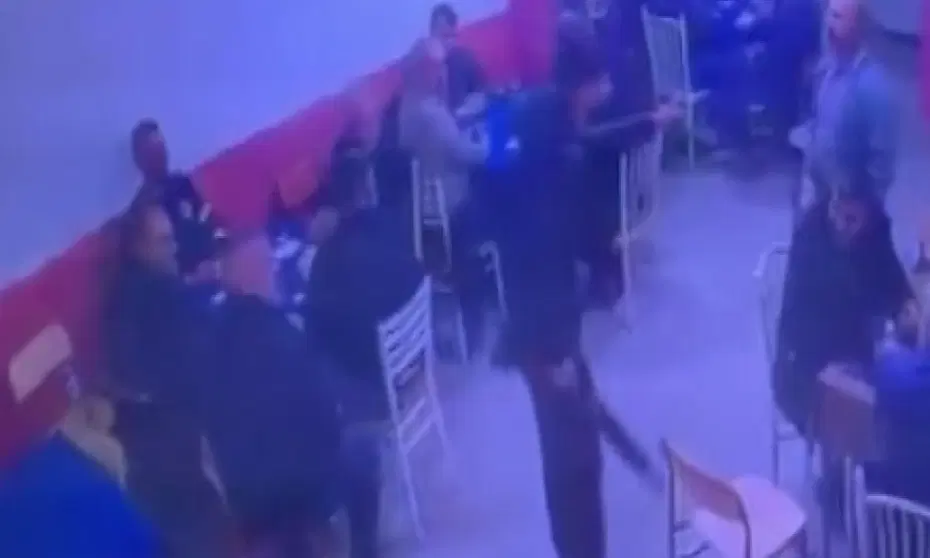 Köy kahvehanesine pompalı tüfekli saldırı