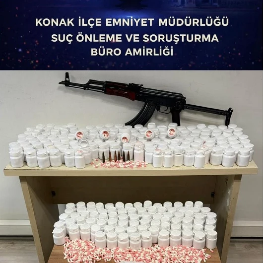 İzmir'de Uyuşturucu Haplarla Birlikte Kalaşnikof Da Bulundu