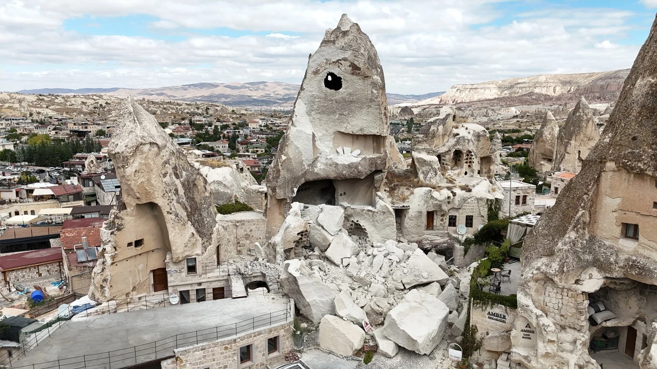 Son Dakika: Göreme'de milyonlarca yıllık peribacası yıkıldı