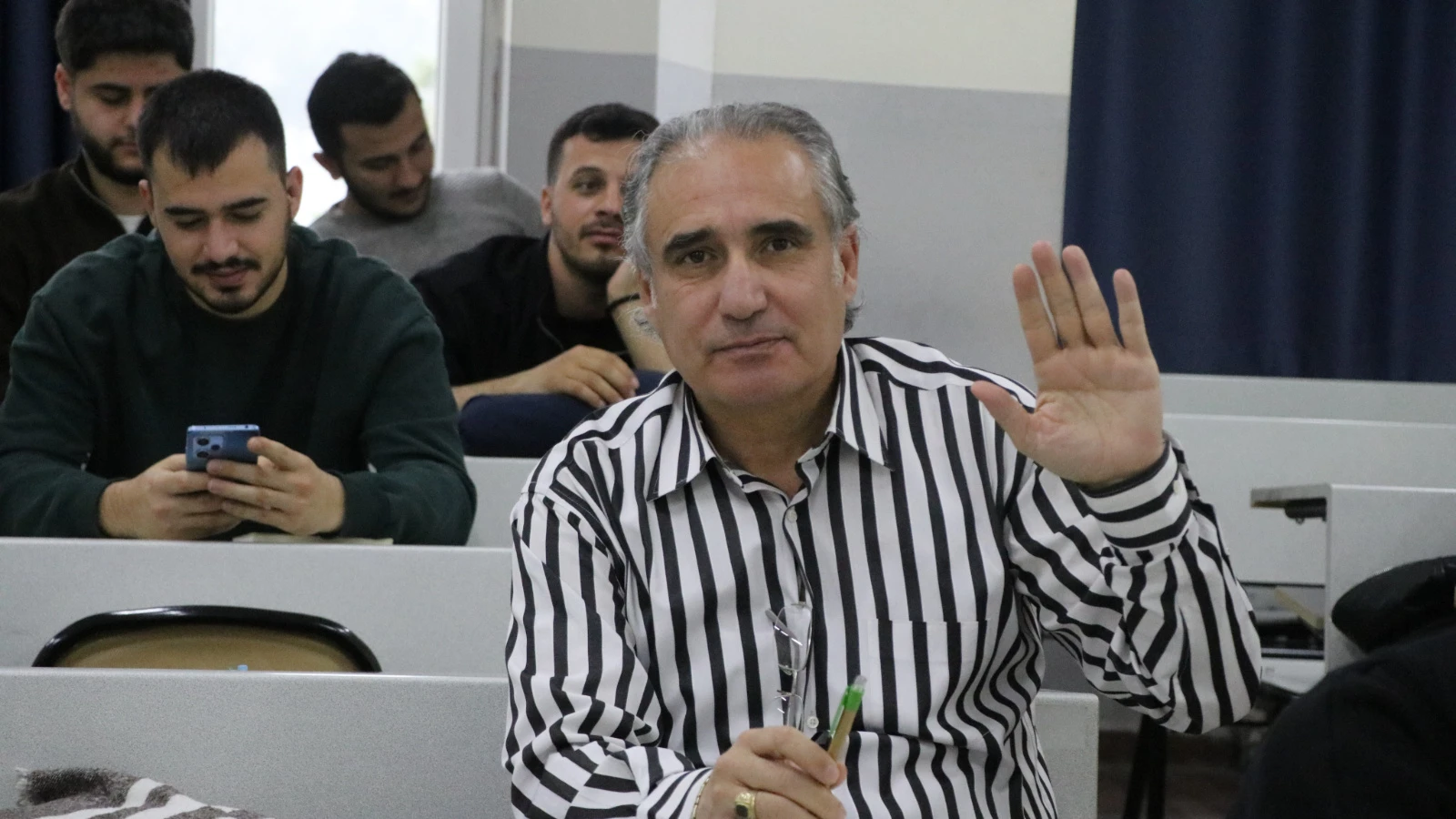 54 yaşındaki emekli albay, oğluyla aynı üniversitede eğitim görüyor