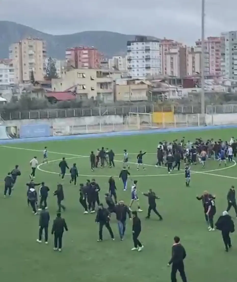 Adana'da liseli gençlerin maç heyecanı çıkan kavgayla yarıda kaldı