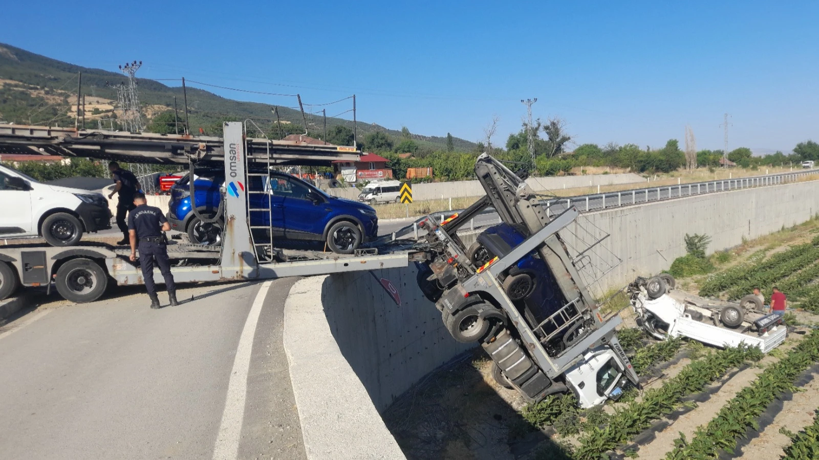 Çarpışan tır ile kamyonet tarlaya uçtu; 2 yaralı