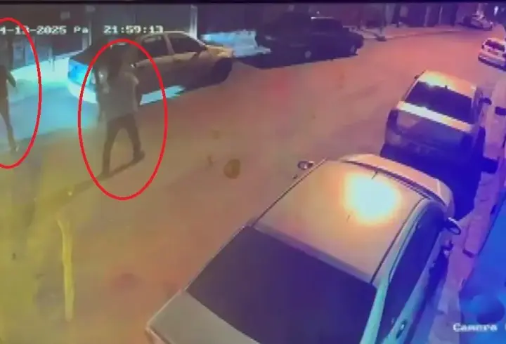 Sokak ortasındaki silahlı saldırı güvenlik kamerasında