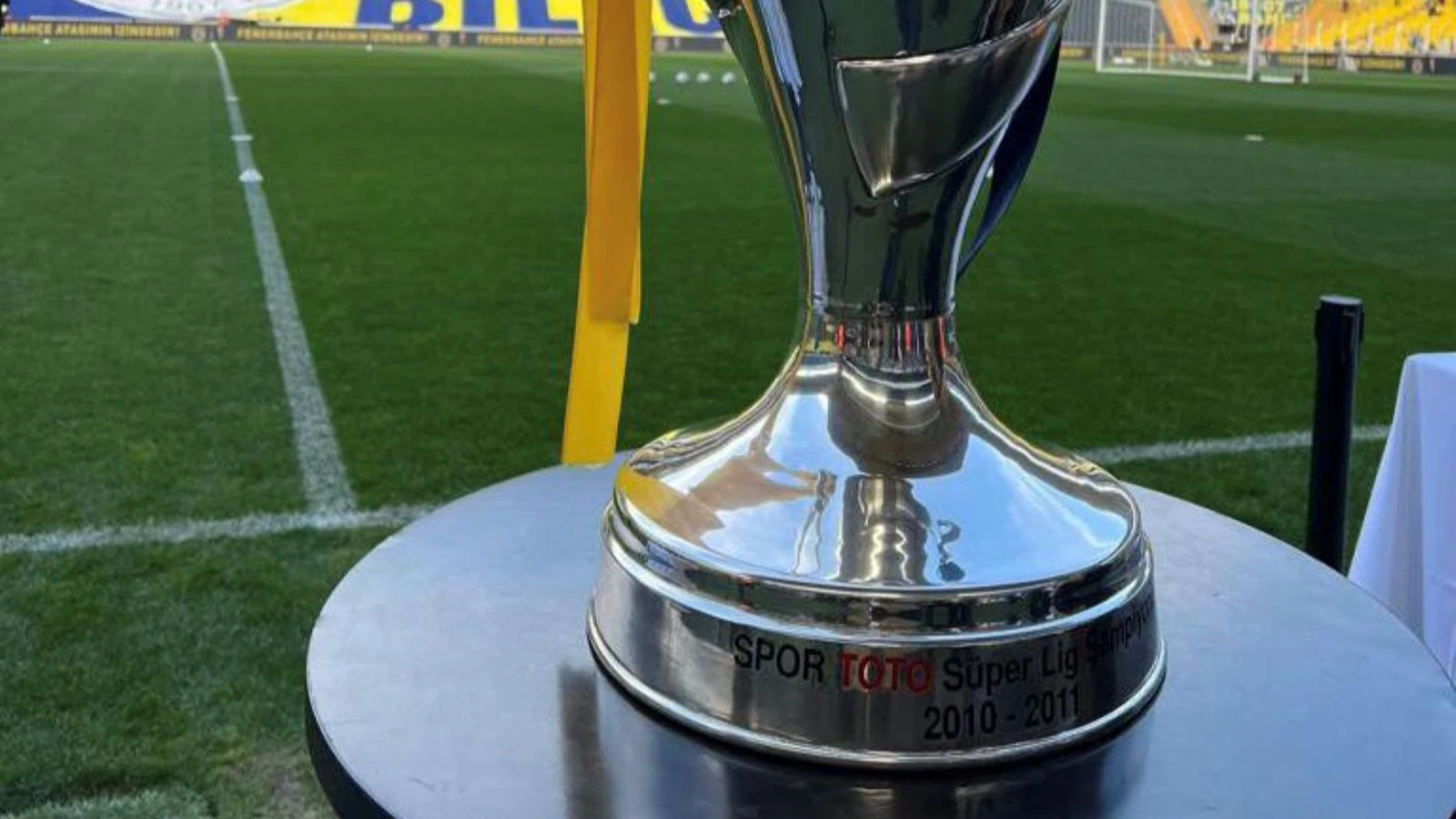 Fenerbahçe 2010-11 sezonu Süper Lig kupasını paylaştı: Hatırlatıyoruz