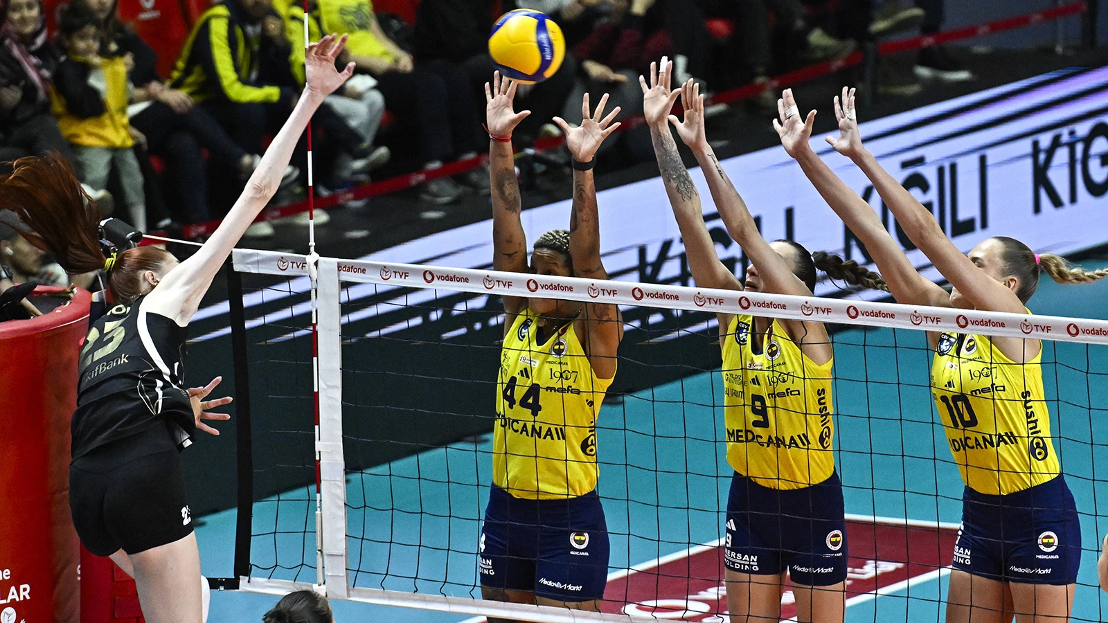 Sultanlar Ligi'ndeki dev maçta VakıfBank, Fenerbahçe'yi altın sette yendi