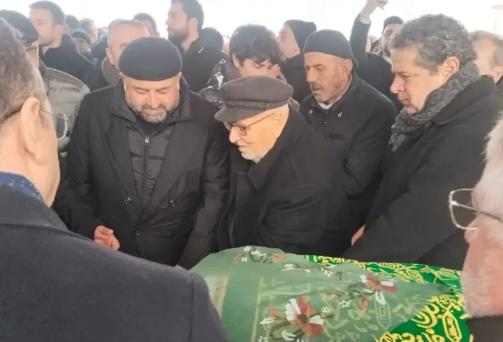Gazeteci Cüneyt Özdemir'in acı günü: Annesi toprağa verildi