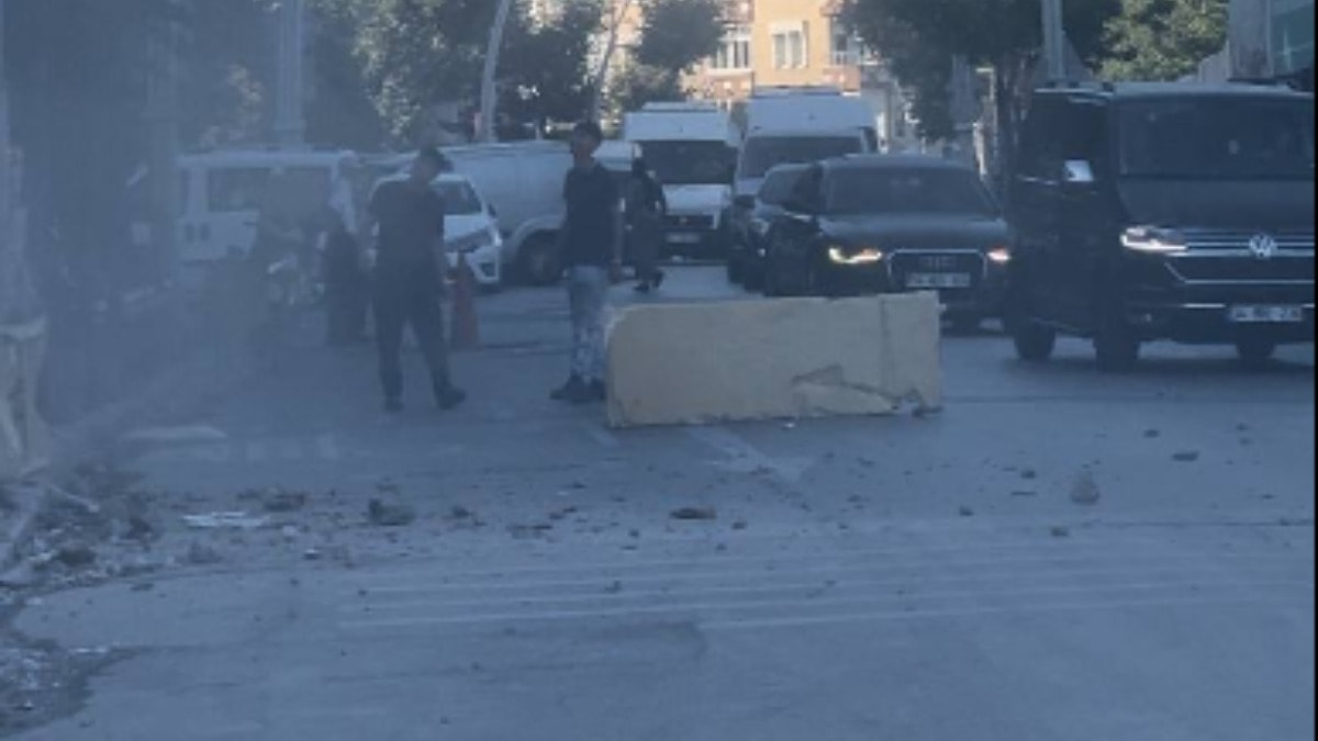 Yıkım yapılan bina çöktü! Ölümden kıl payı kurtuldular