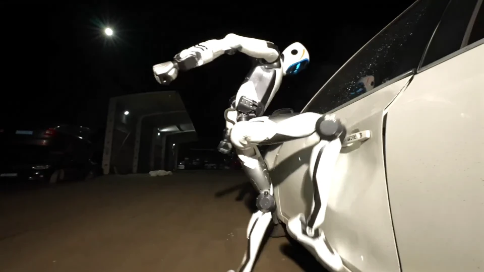 Çin'de 8 Saat Pil Ömrüne Sahip İnsansı Güvenlik Robotu Geliştirildi