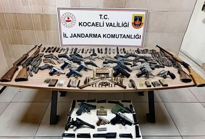 Ev ve iş yerinden ruhsatsız 14 tabanca ve 4 av tüfeği çıktı