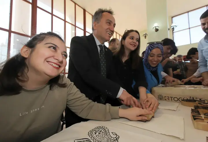 Engelli öğrenciler geleneksel Tokat yazması atölyesinde buluştu