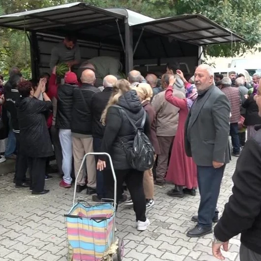 Amasya'da 200 Bin TL Değerindeki 10 Ton Karpuzu Bedava Dağıttı: 5 Dakikada Kapış Kapış Gitti