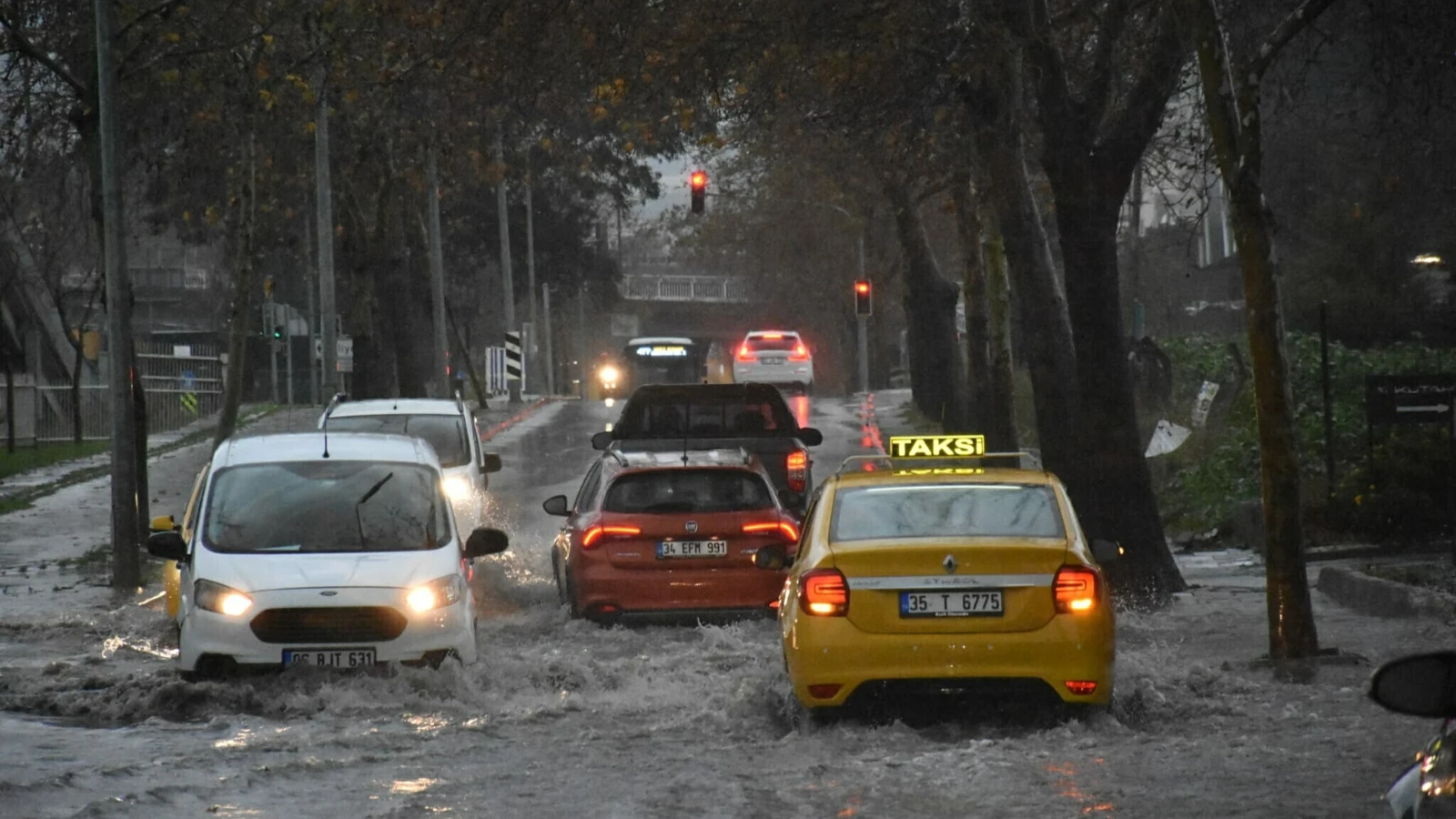İzmir'de yağmur ve fırtına vurdu: Seferler iptal edildi