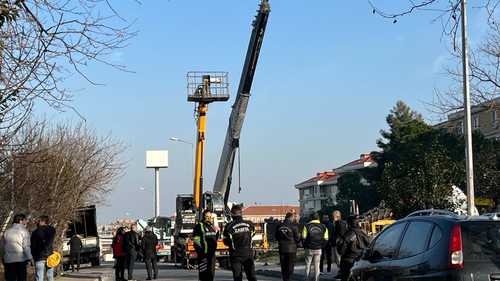 Bahçelievler'de 4 işçi vinç sepetinden düştü! İkisi ağır, 4 yaralı