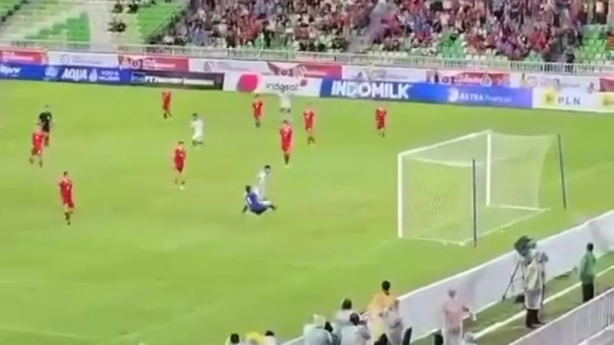 Endonezya'da bir futbolcu gol sevinci yaparken boşluğa düştü