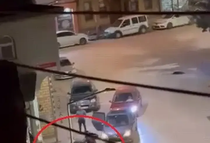 Tartıştığı ağabeyini sokak ortasında bıçakladı; o anlar kamerada