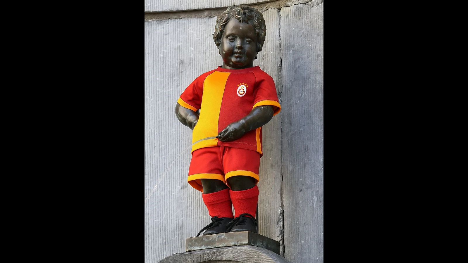 Mannaken Pis heykelinin yeni kostümü, Galatasaray forması olacak