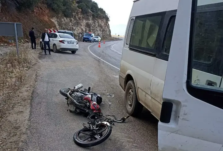 Gaziantep’te minibüs ile çarpışan motosiklet sürücüsü yaralandı 