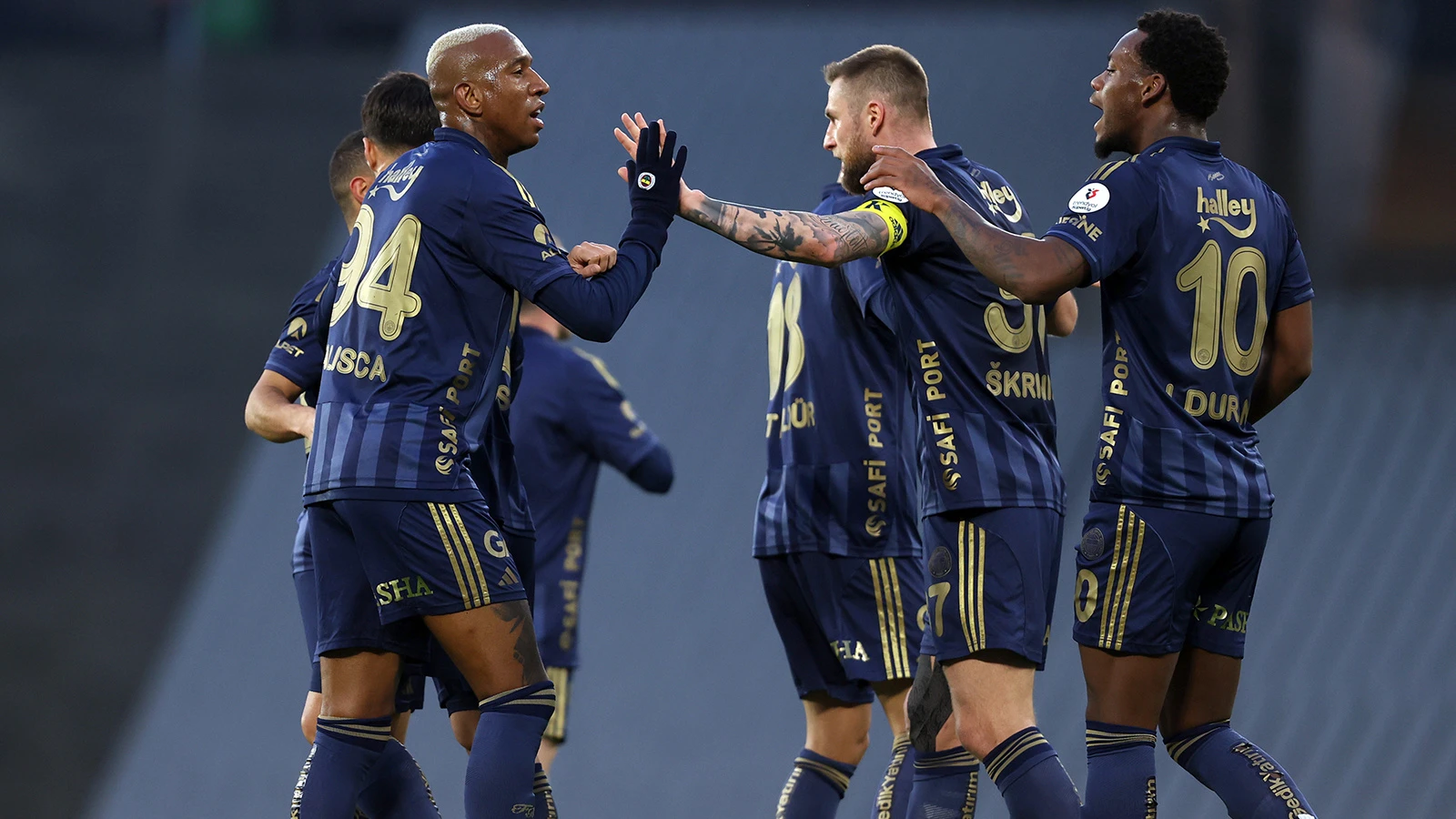 Fenerbahçe, Süper Lig'de maç fazlasıyla liderliğe yükseldi