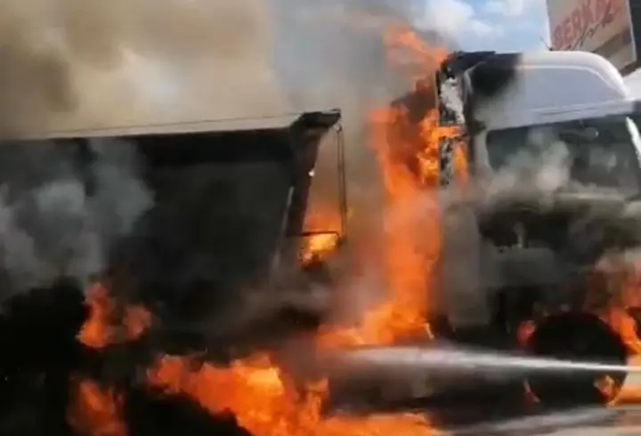 Uşak'ta TIR'da Çıkan Yangın