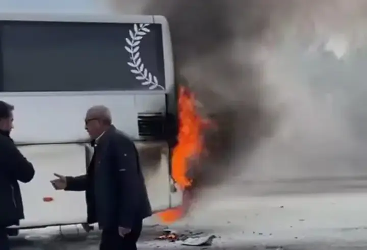 Seyir halindeki otobüste yangın çıktı, yolcular tahliye edildi